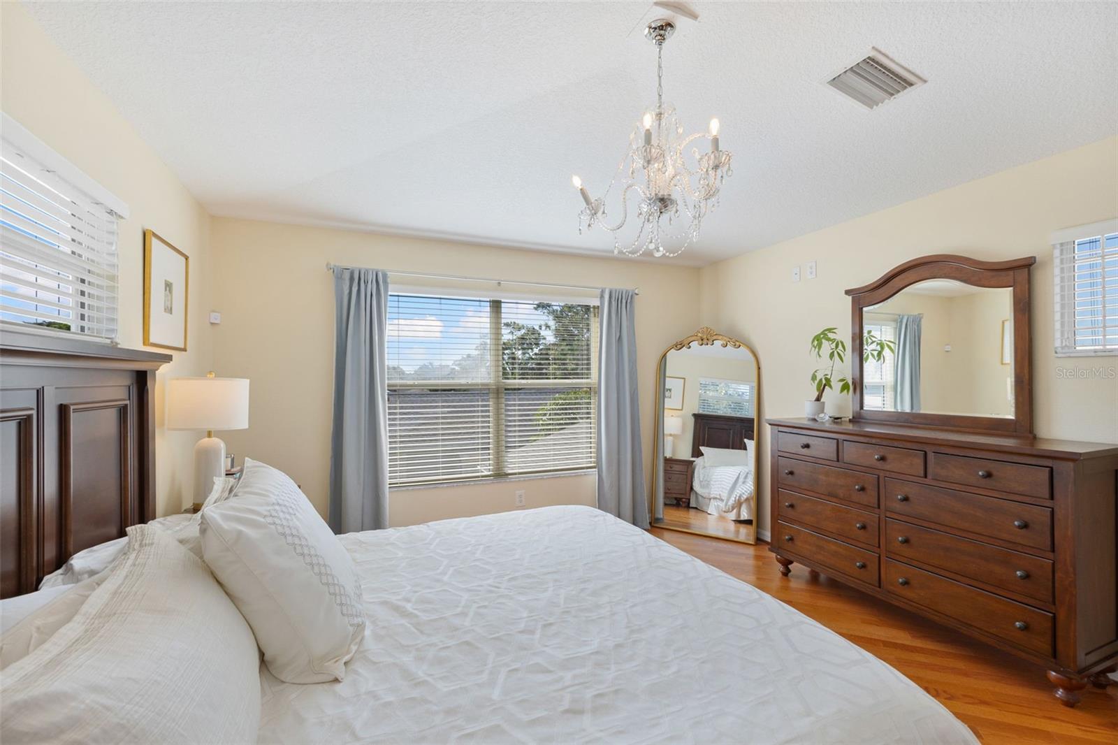 218 N BAY HILLS BLVD