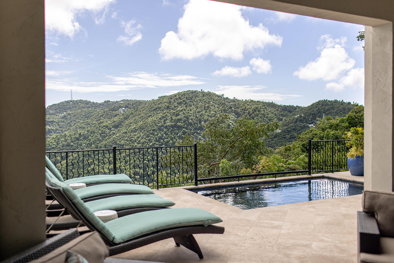 8G Carolina, St John