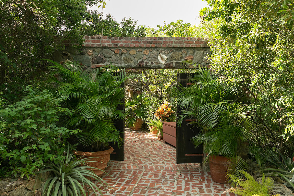 300-19 Chocolate Hole, St John