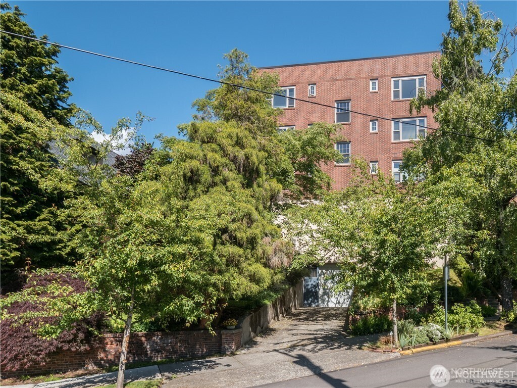 711 Belmont Place E Unit: 304