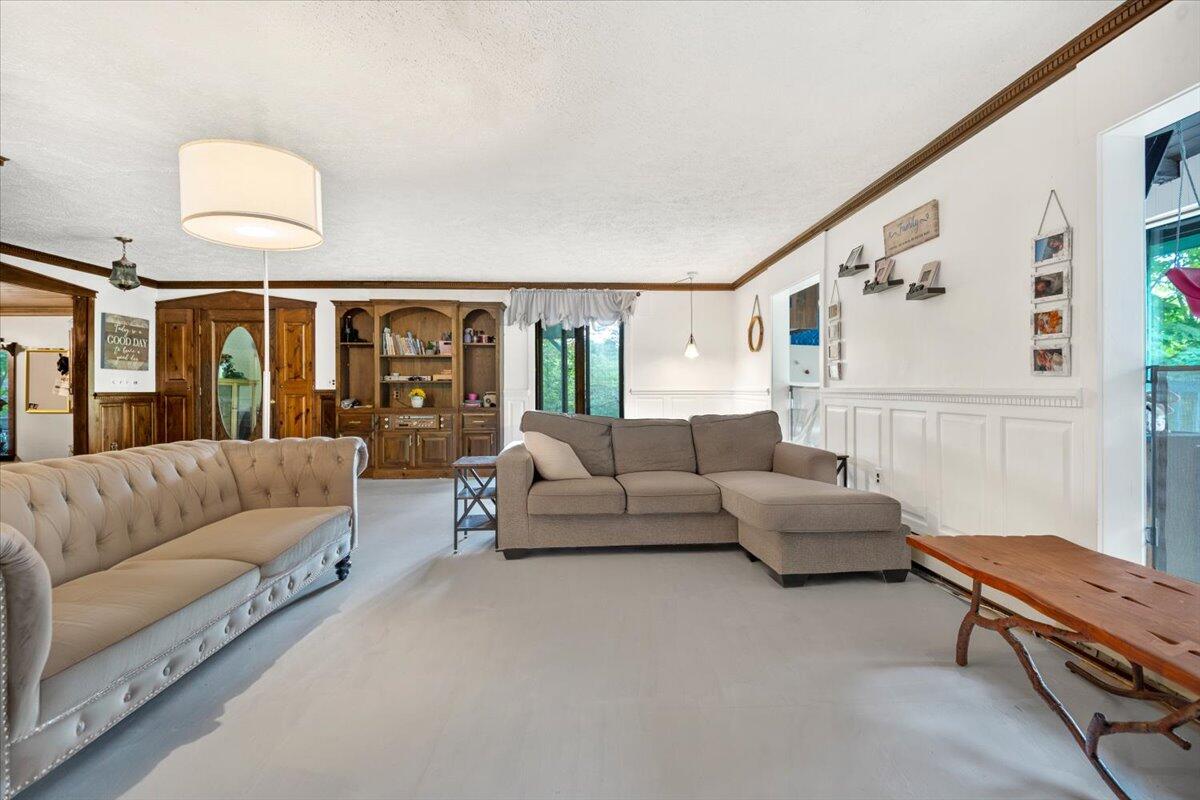 9 Rocky Point Drive