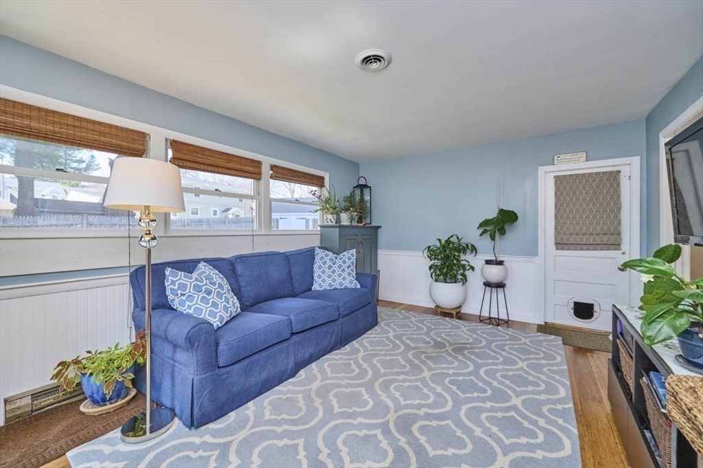 24 Crescent St