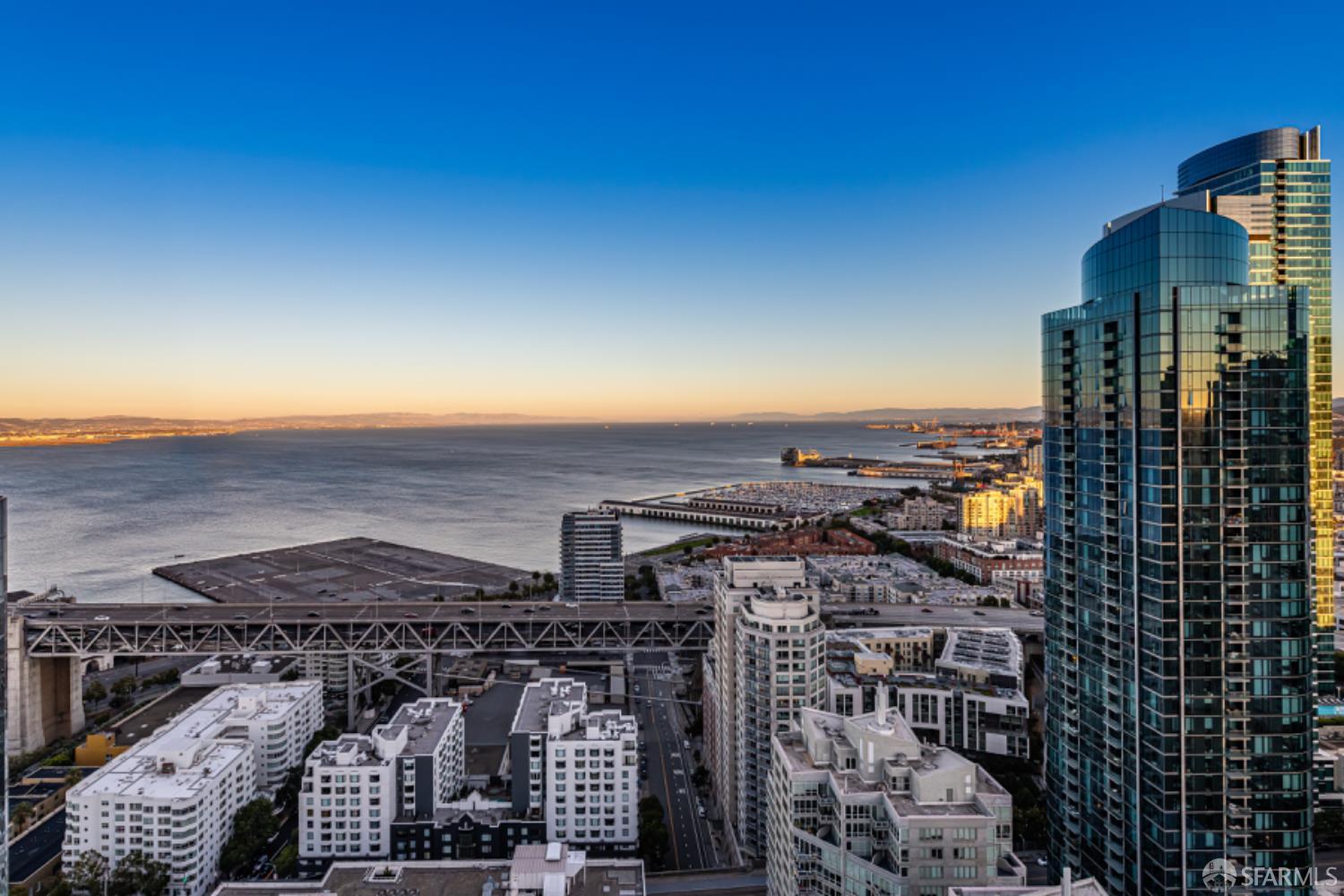 201 Folsom Street Unit: PH41C