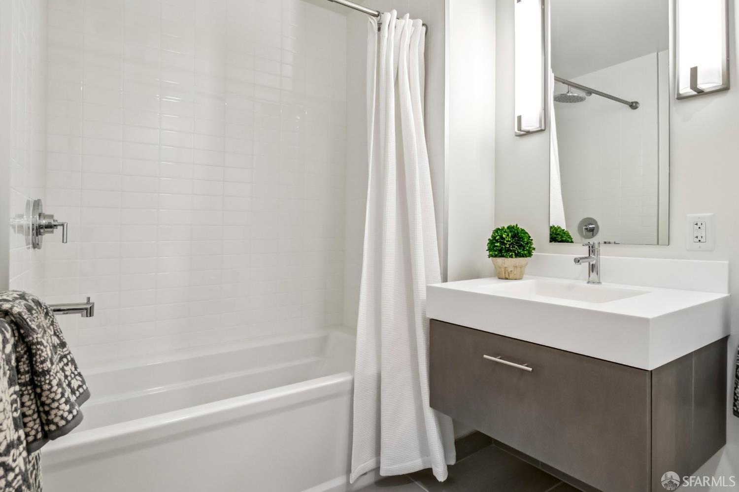 51 Innes Court # 403