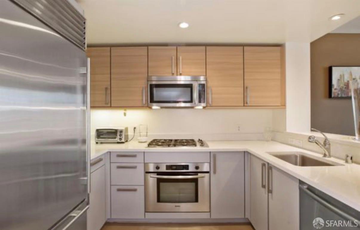 555 4th Street # 825