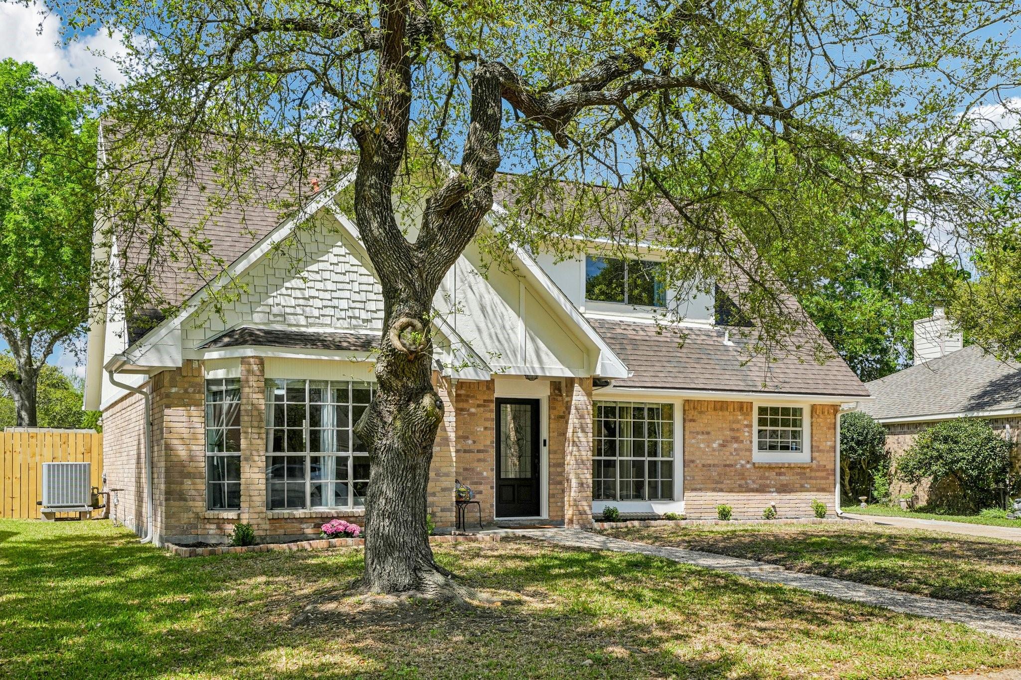207 Lochnell Drive
