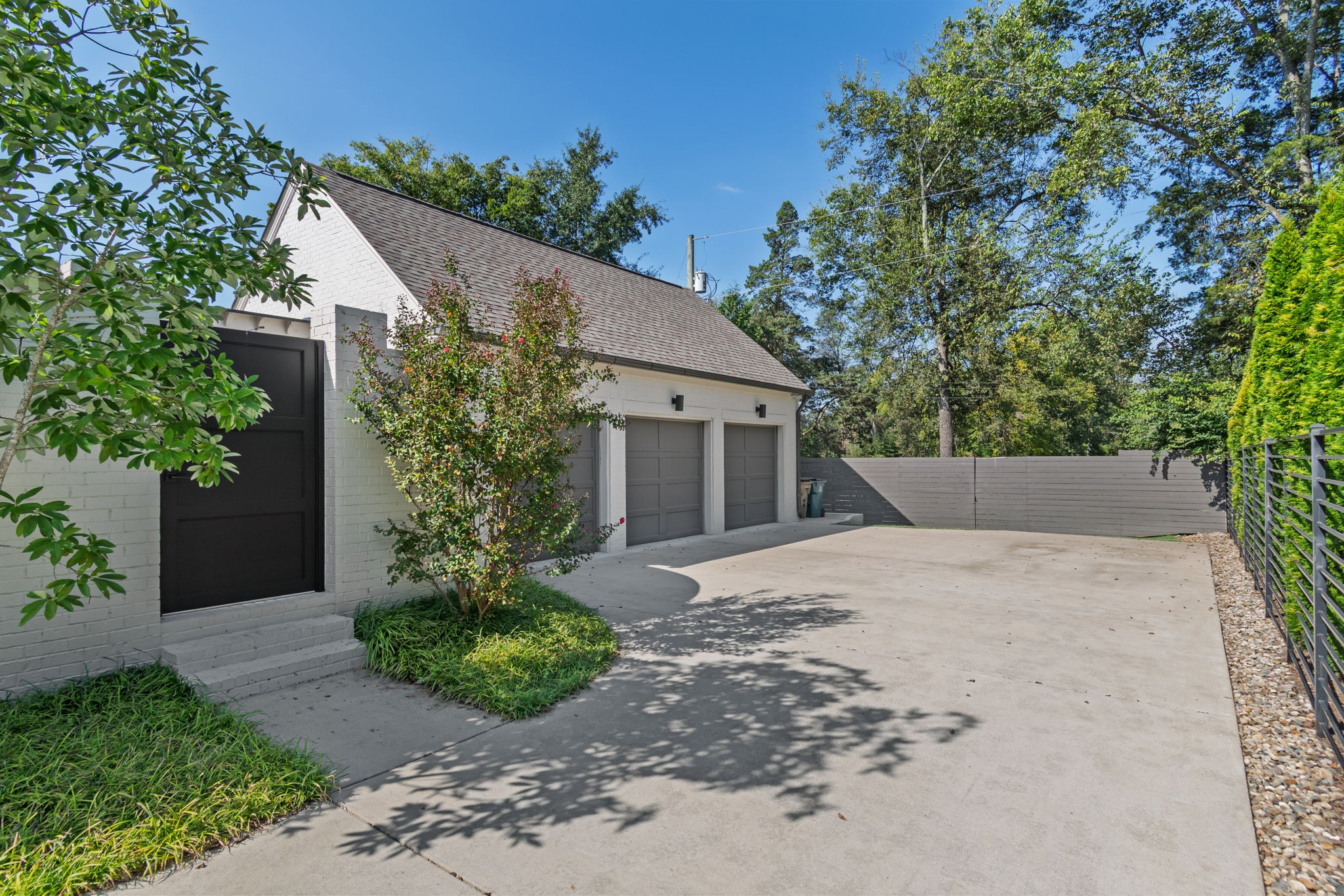 3960 Woodlawn Dr