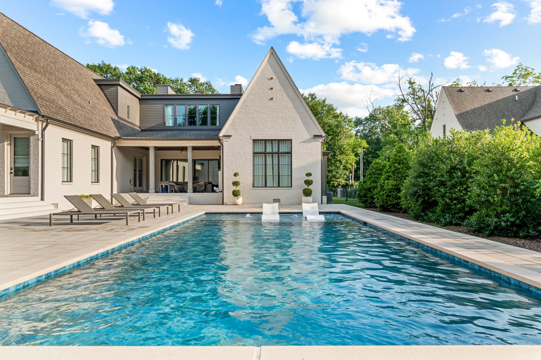 3960 Woodlawn Dr