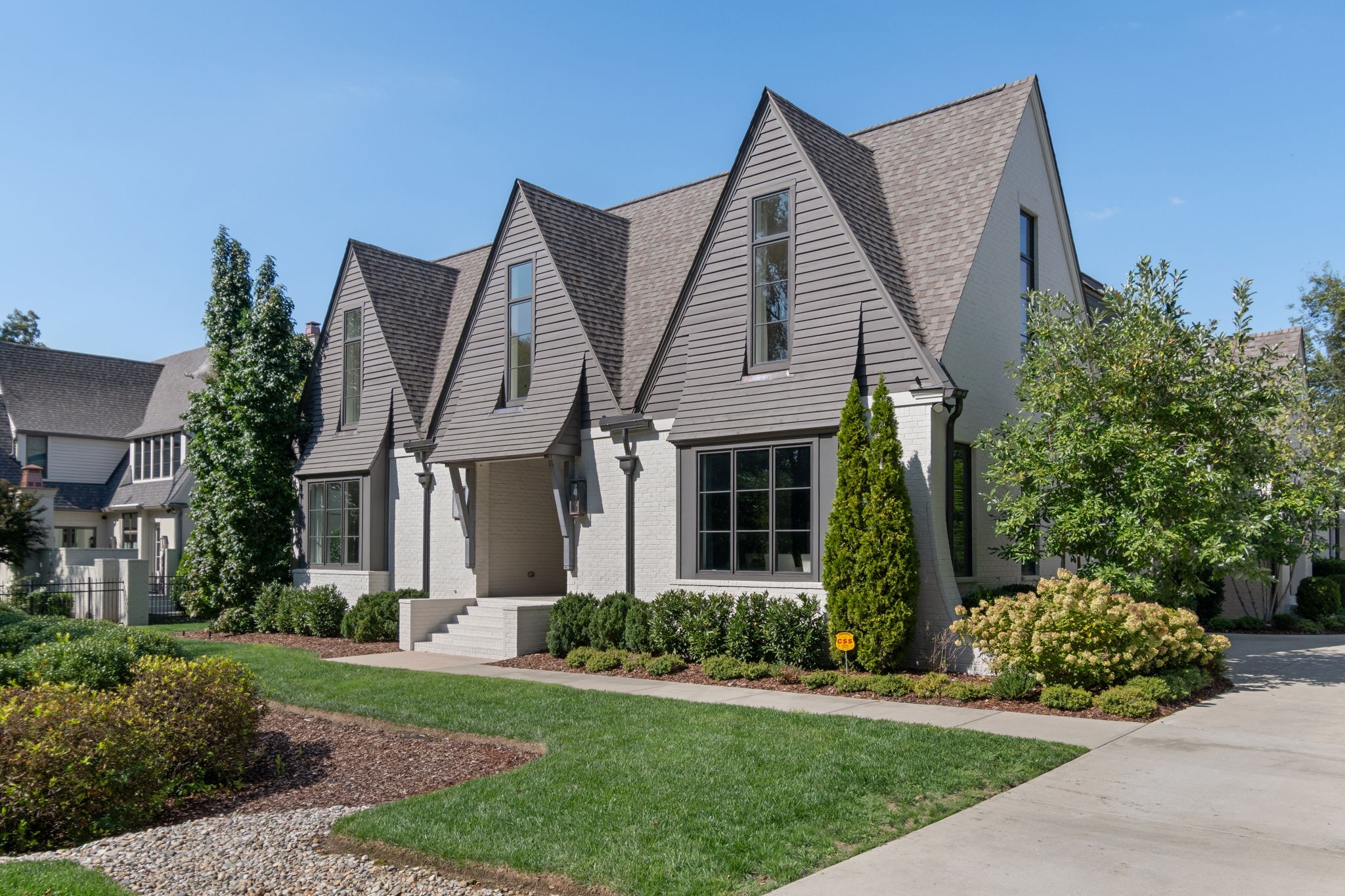 3960 Woodlawn Dr