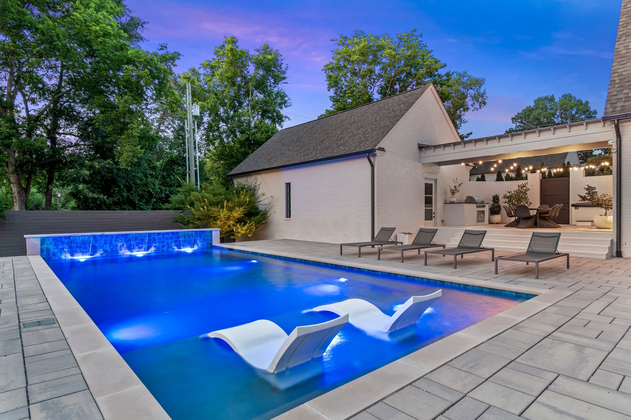 3960 Woodlawn Dr