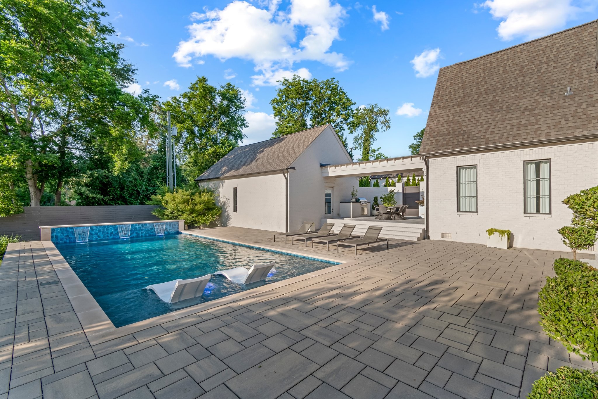 3960 Woodlawn Dr