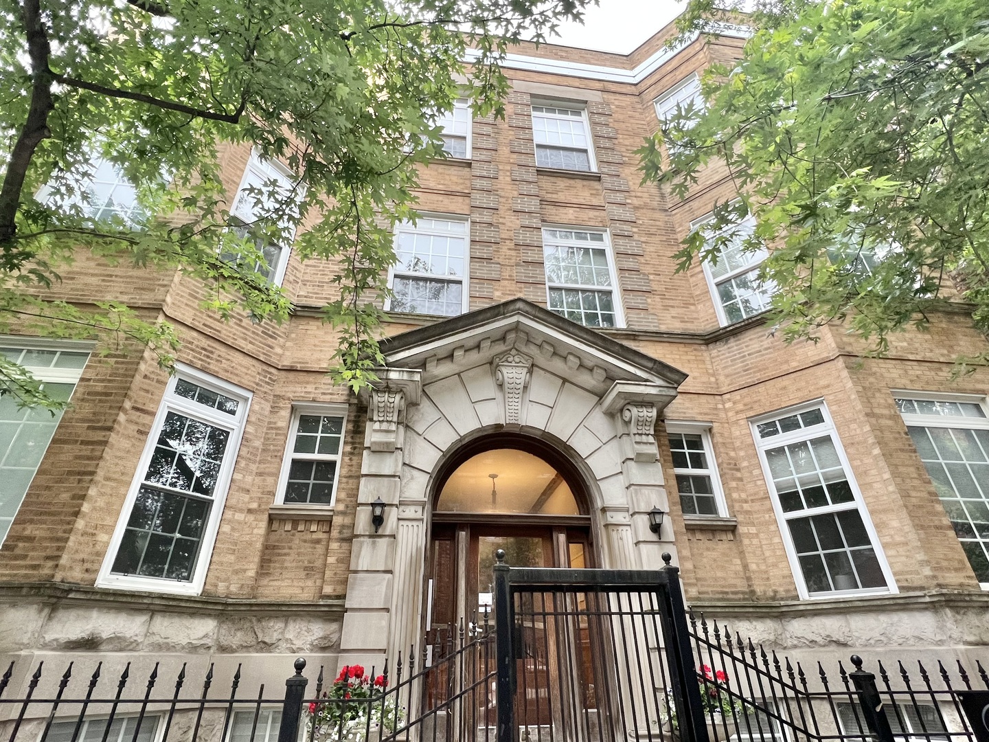 825 W Cuyler Avenue Unit: 3W