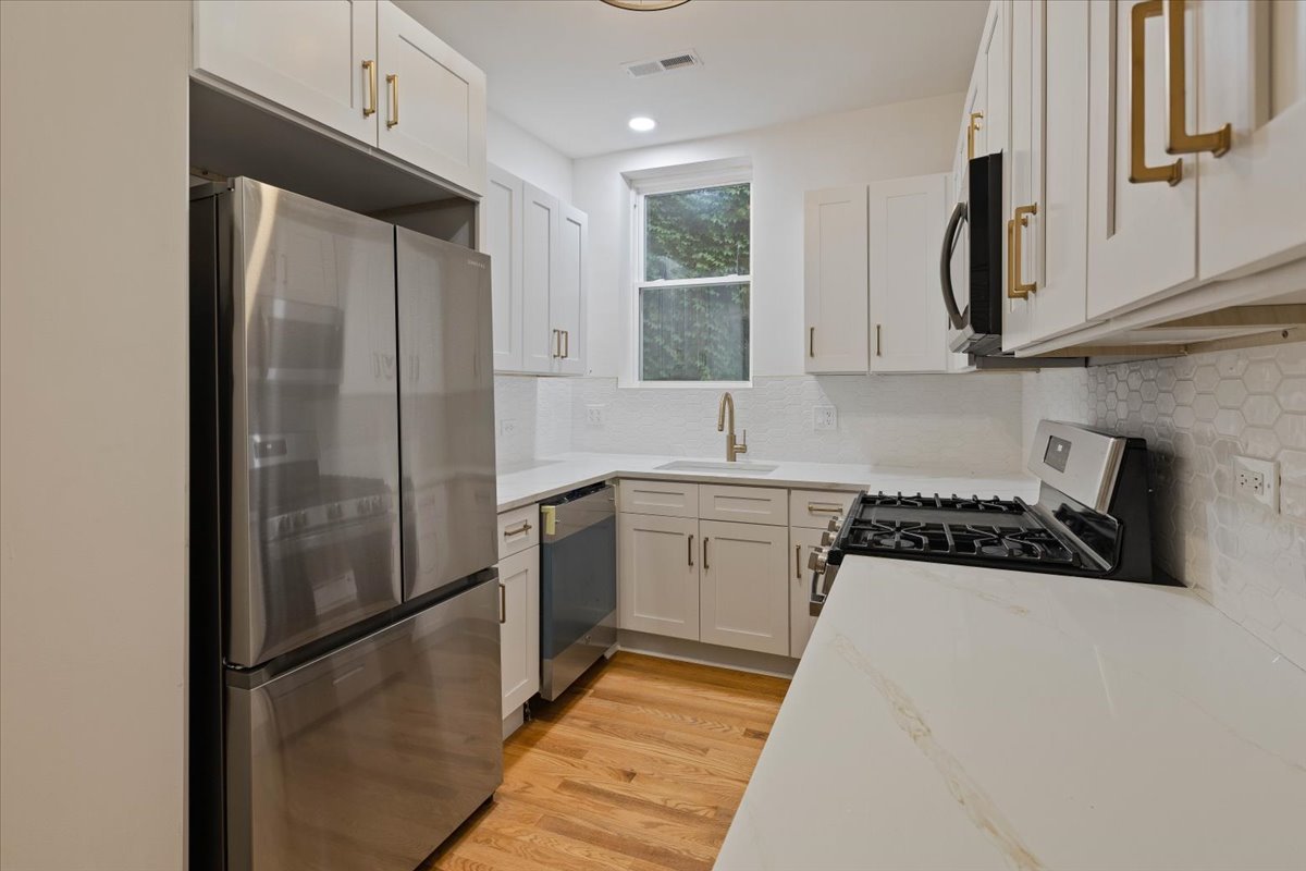 4138 N Clarendon Avenue Unit: 1