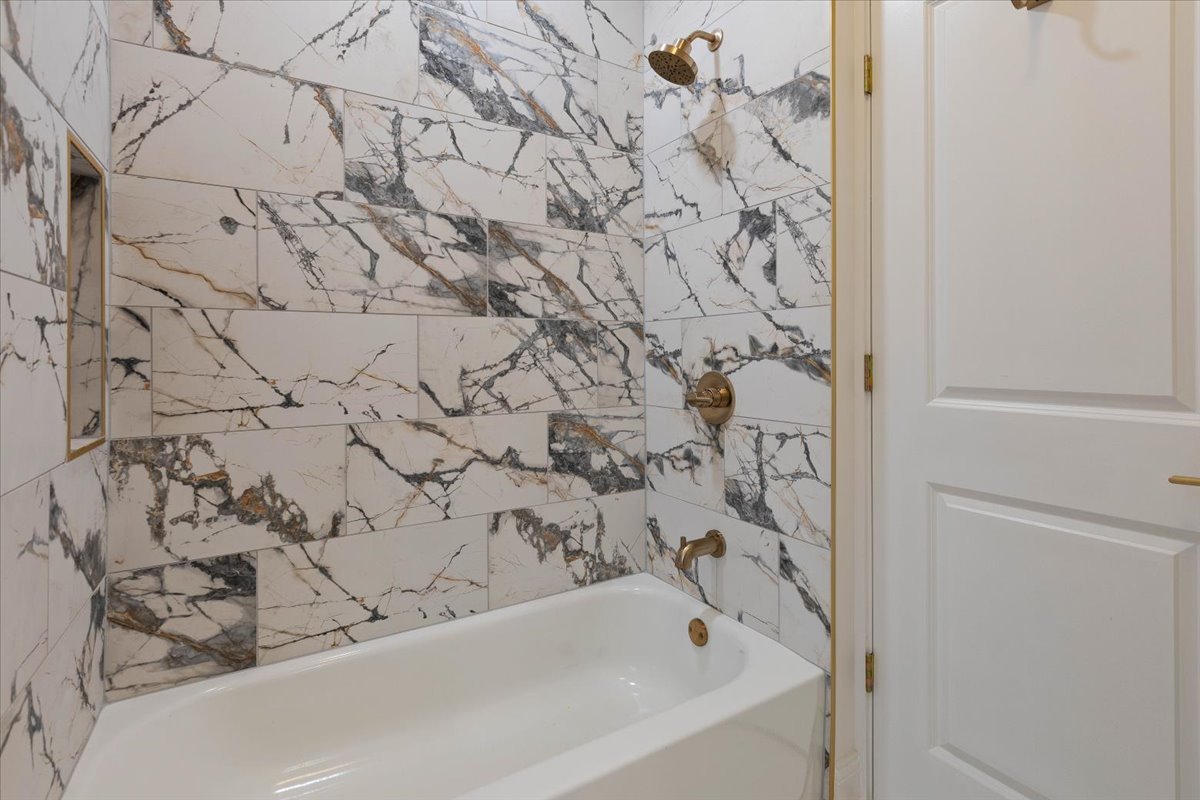 4138 N Clarendon Avenue Unit: 1