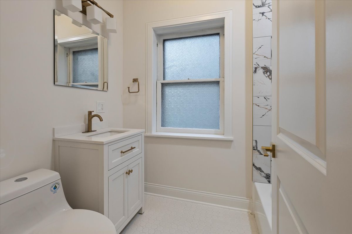 4138 N Clarendon Avenue Unit: 1