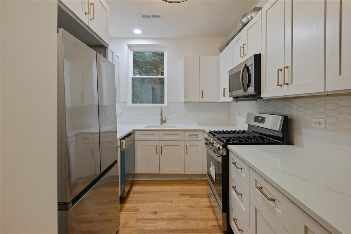4138 N Clarendon Avenue Unit: 1