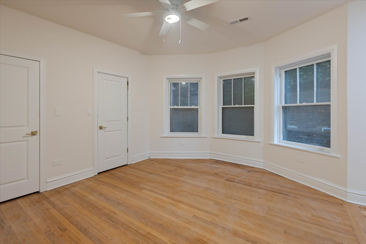 4138 N Clarendon Avenue Unit: 1