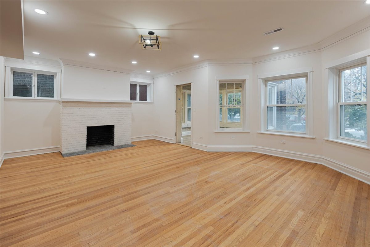 4138 N Clarendon Avenue Unit: 1