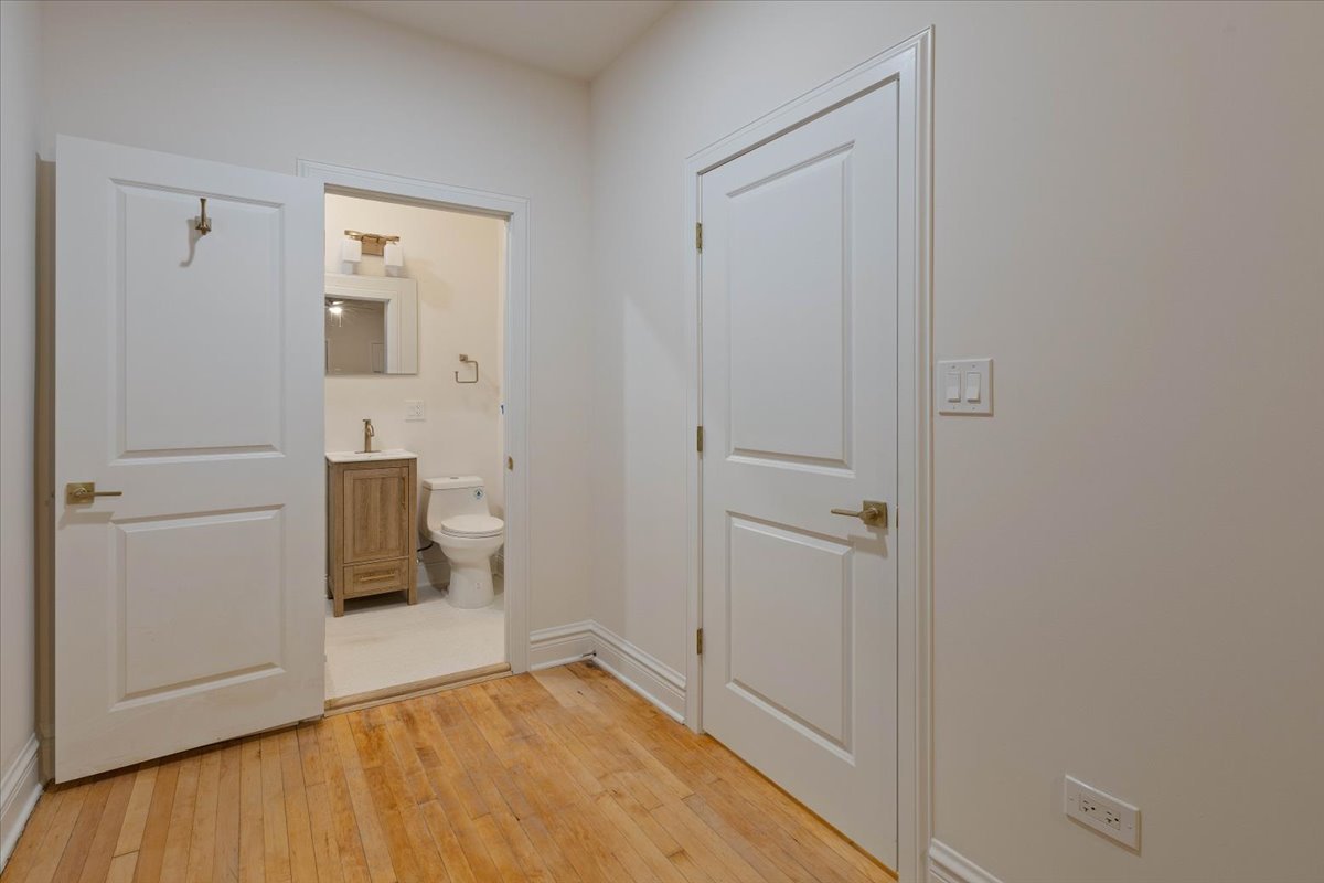 4138 N Clarendon Avenue Unit: 1