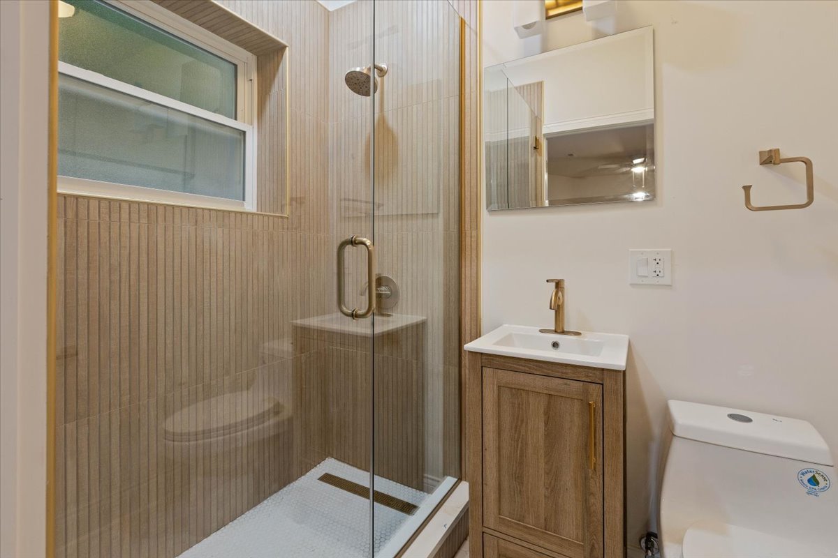4138 N Clarendon Avenue Unit: 1
