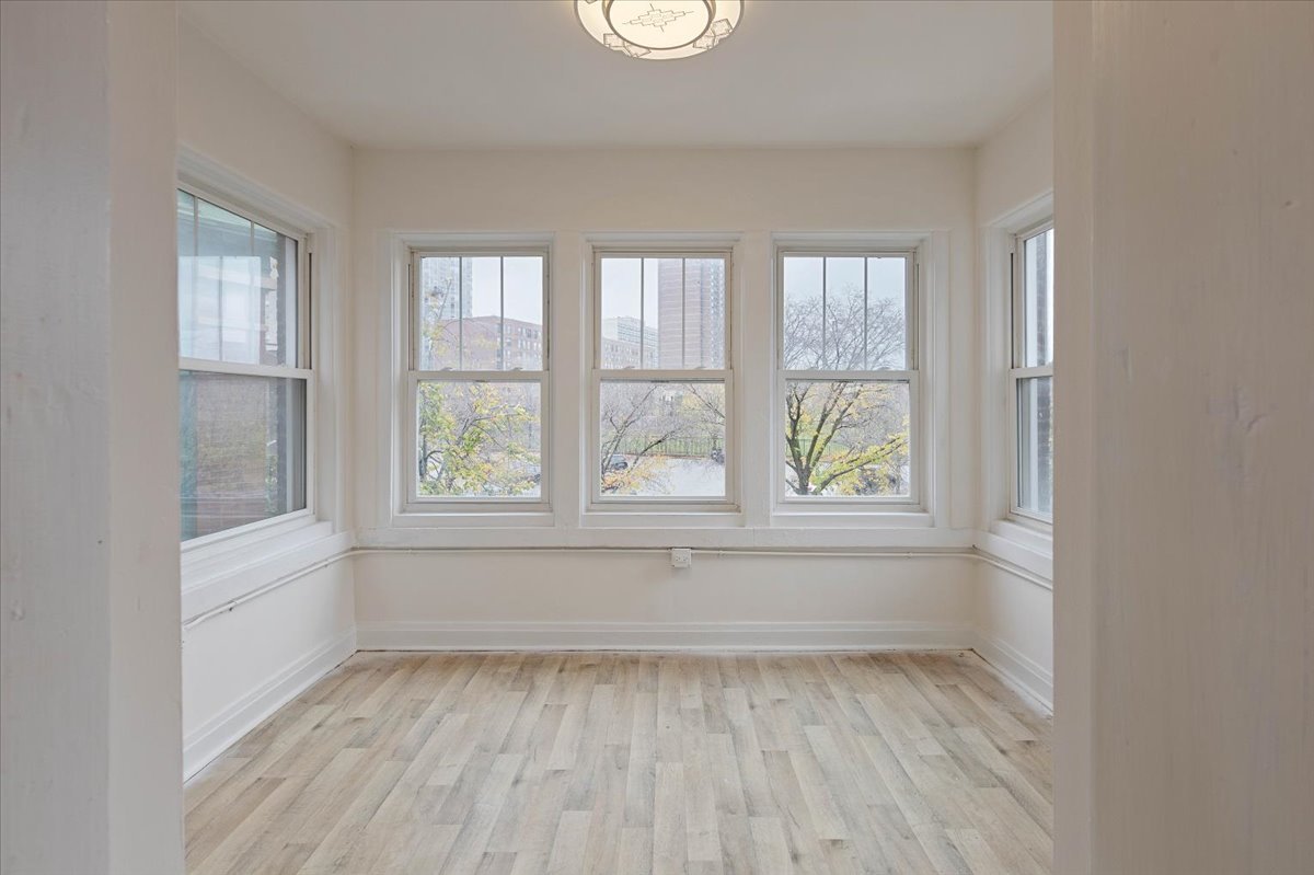 4138 N Clarendon Avenue Unit: 2