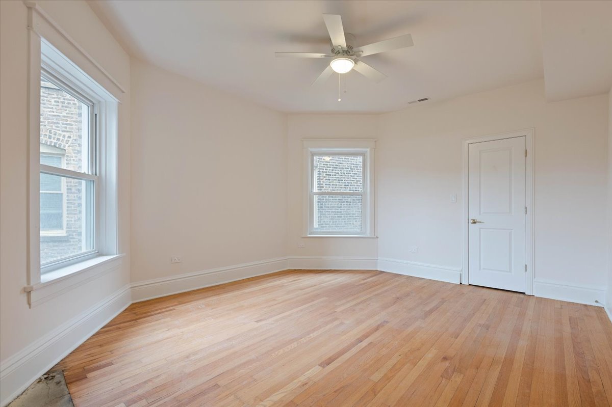 4138 N Clarendon Avenue Unit: 2