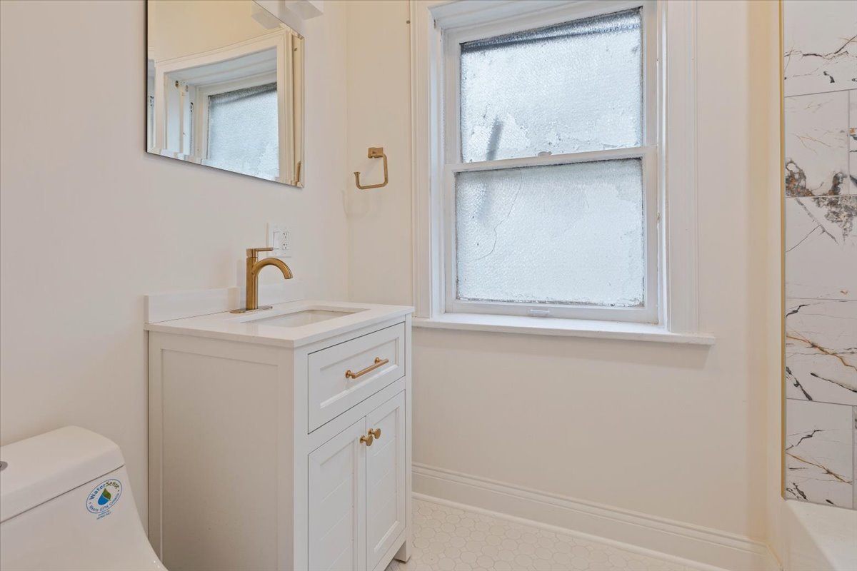 4138 N Clarendon Avenue Unit: 2