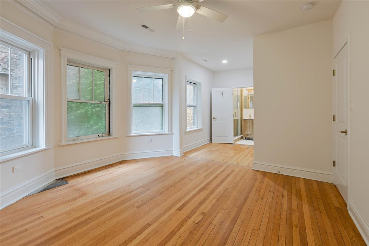 4138 N Clarendon Avenue Unit: 2