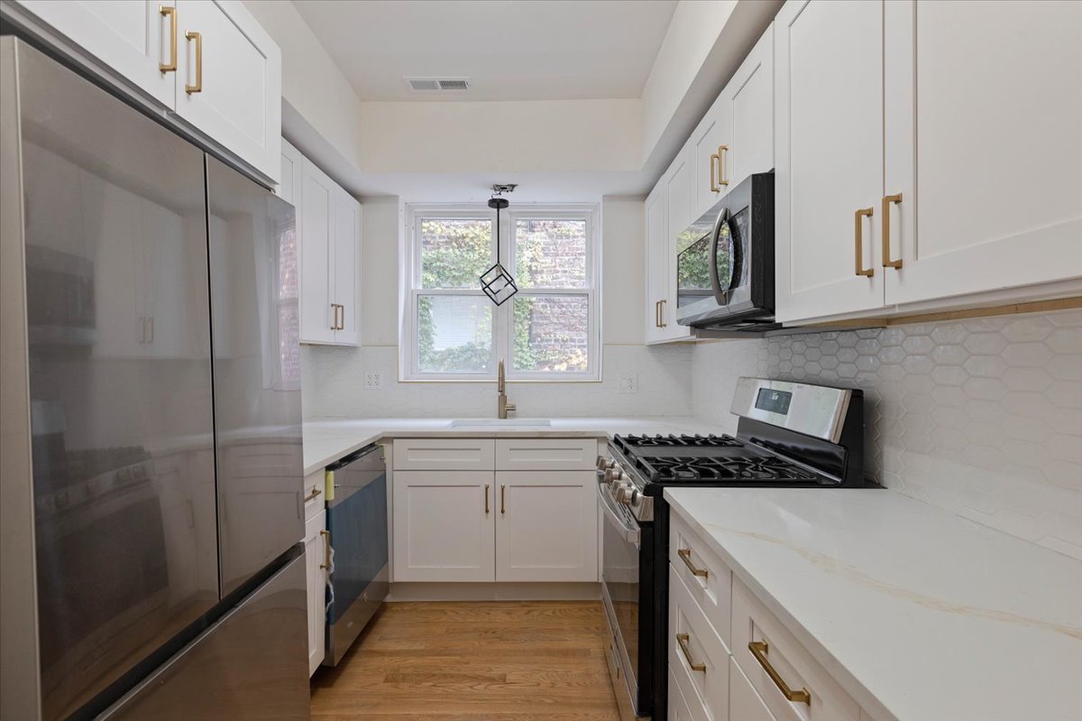 4138 N Clarendon Avenue Unit: 2