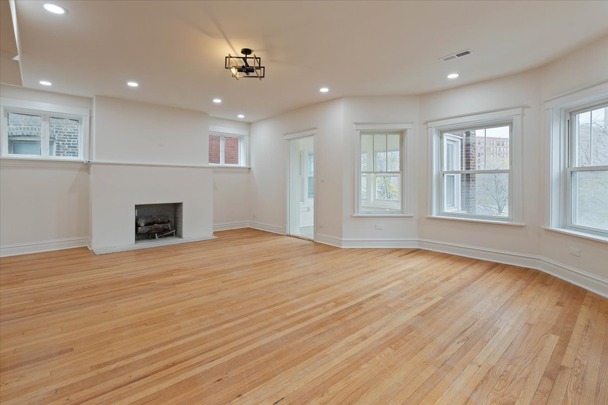 4138 N Clarendon Avenue Unit: 2