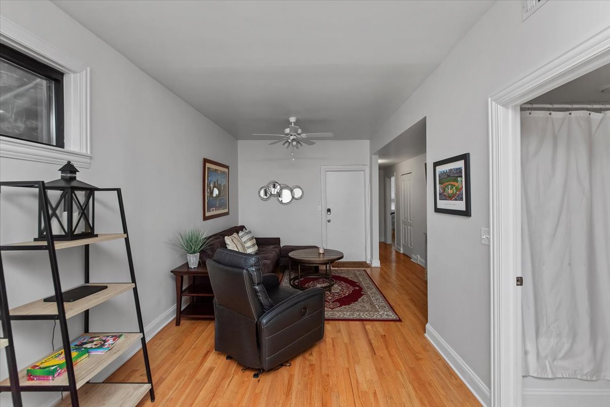 1214 W Belmont Avenue Unit: 2F