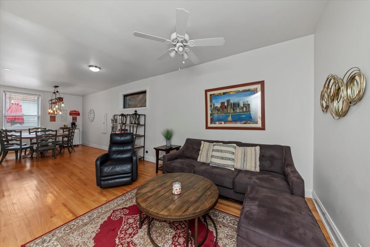 1214 W Belmont Avenue Unit: 2F