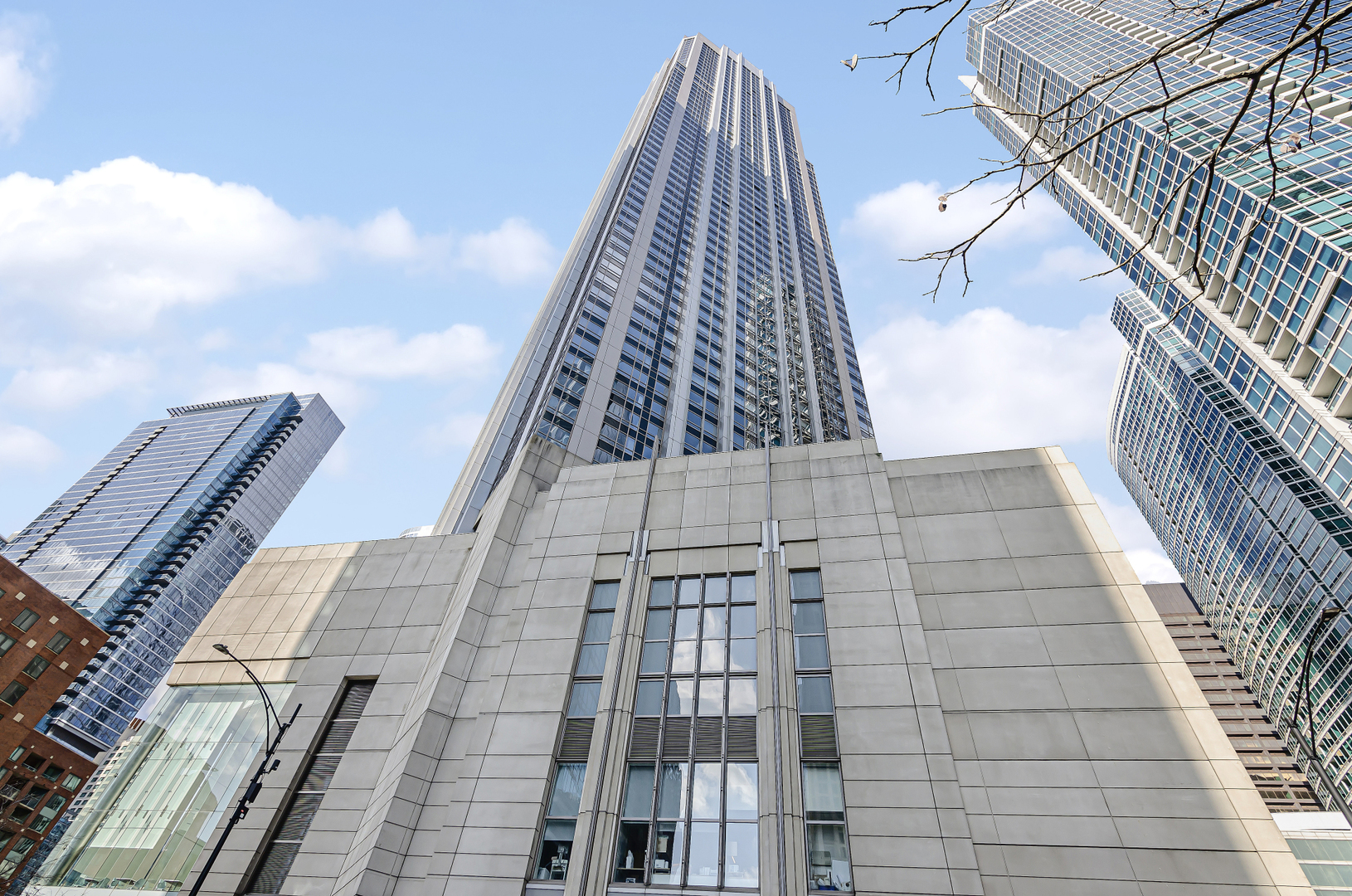 512 N McClurg Court Unit: 2302