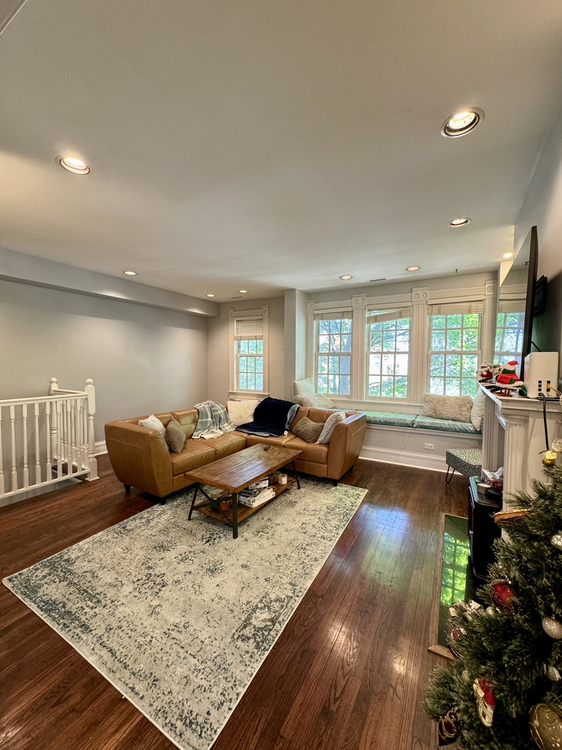 1337 W Barry Avenue Unit: 2F