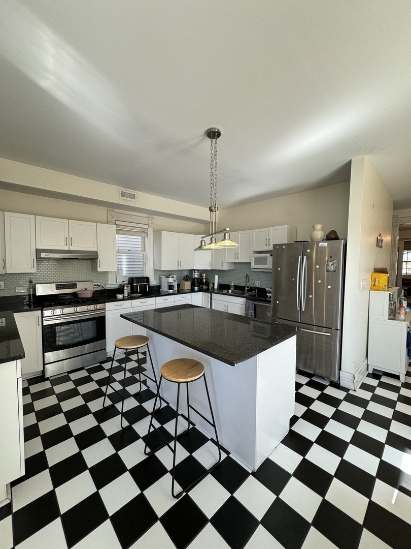 1337 W Barry Avenue Unit: 2F