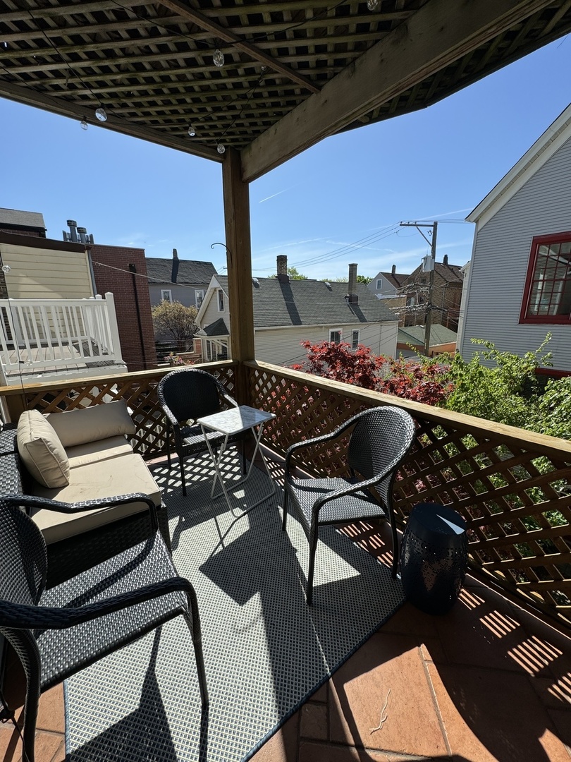 1337 W Barry Avenue Unit: 2F