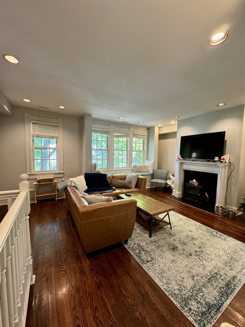 1337 W Barry Avenue Unit: 2F