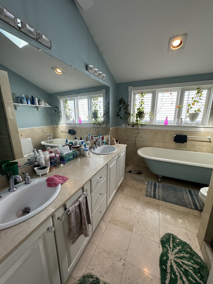 1337 W Barry Avenue Unit: 2F