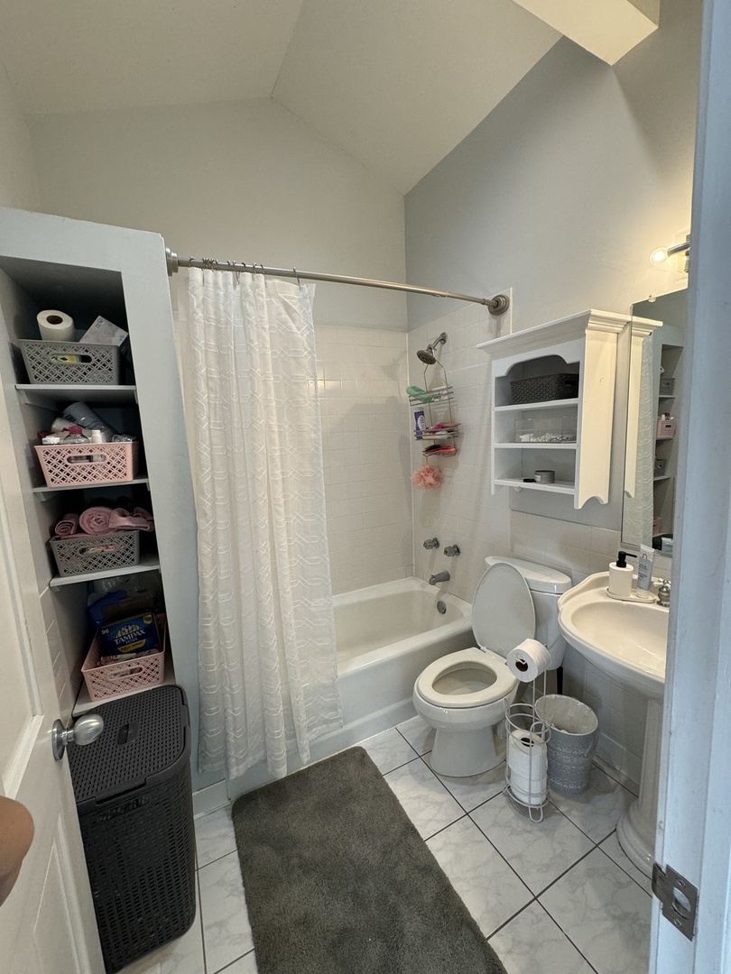 1337 W Barry Avenue Unit: 2F