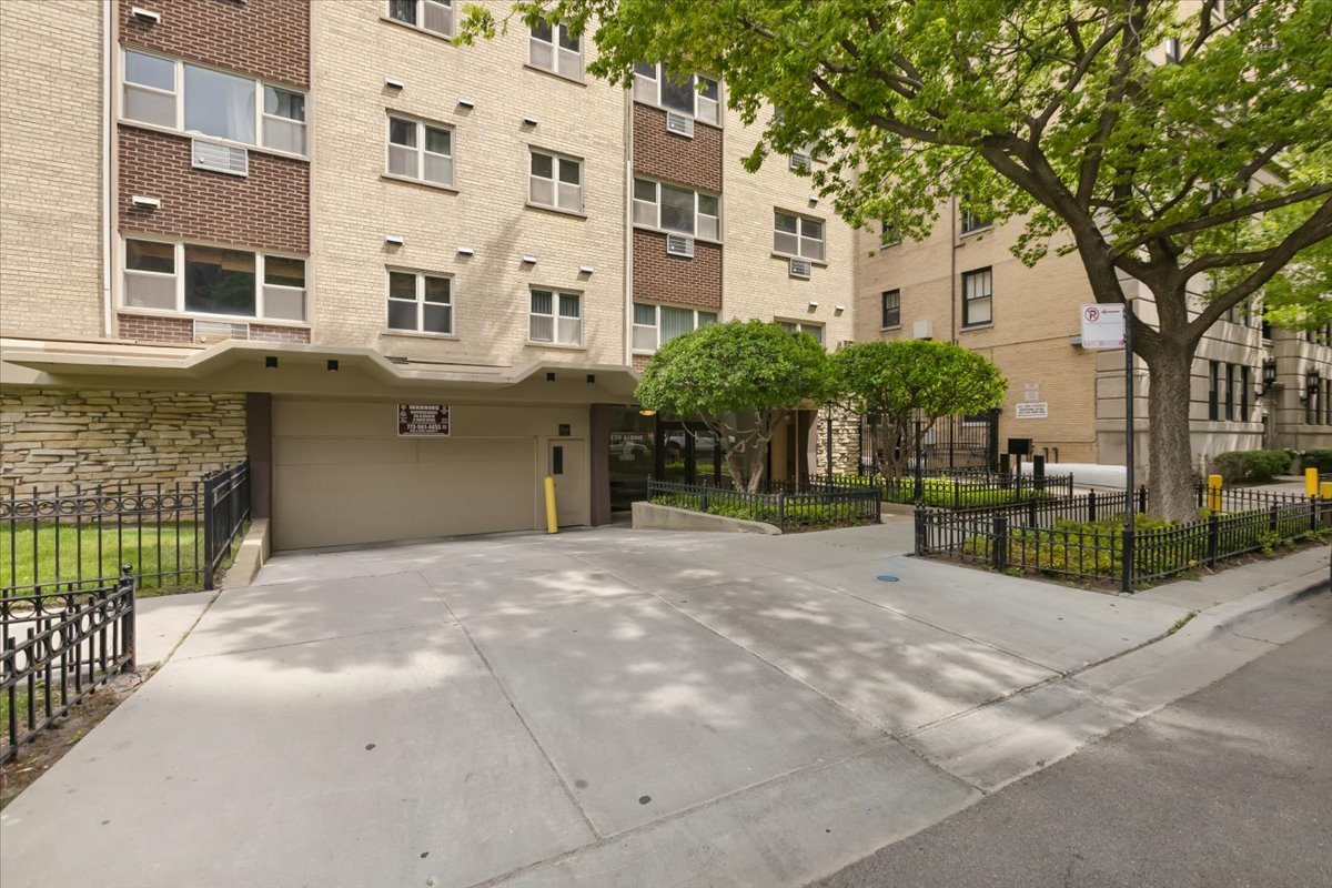 420 W Aldine Avenue Unit: 405