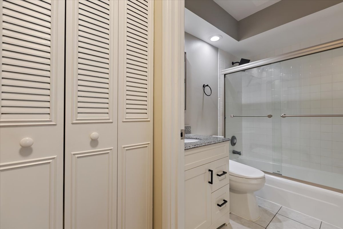 420 W Aldine Avenue Unit: 405