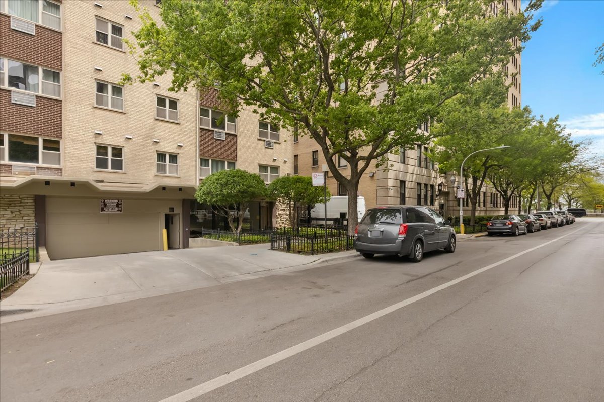 420 W Aldine Avenue Unit: 405