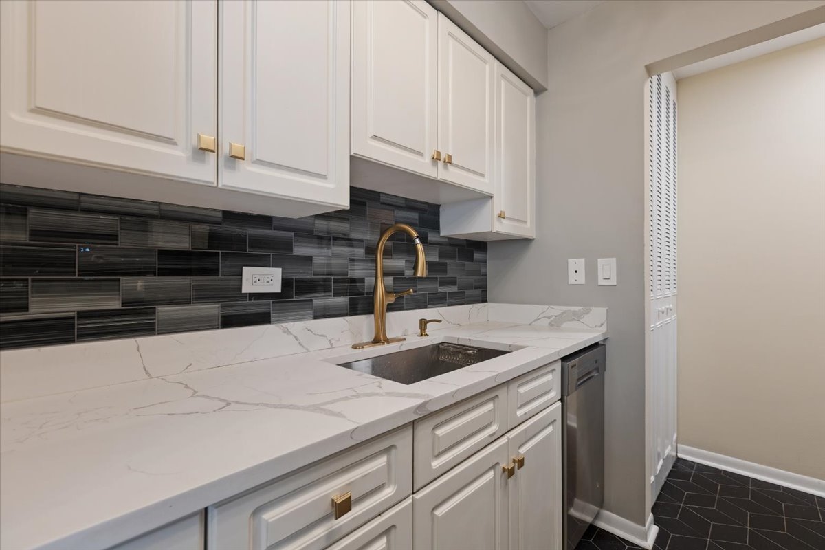 420 W Aldine Avenue Unit: 405