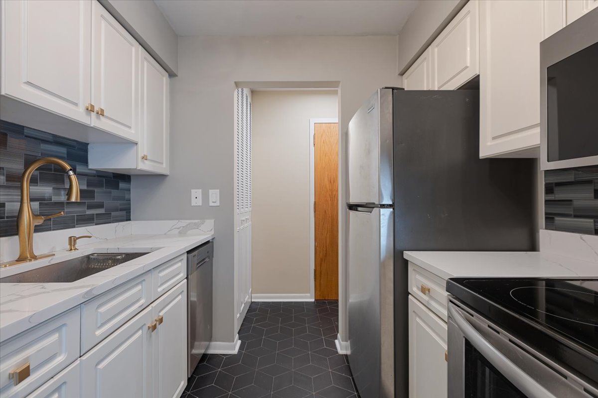 420 W Aldine Avenue Unit: 405