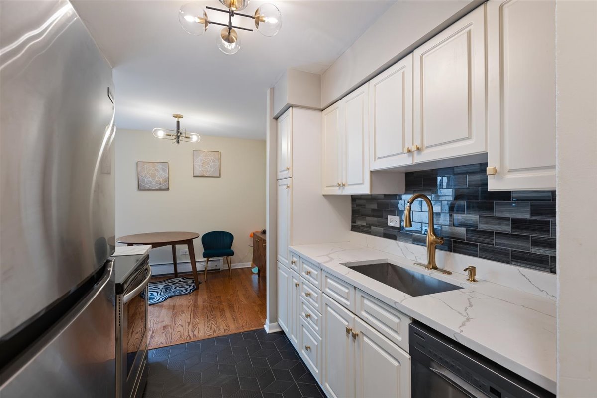 420 W Aldine Avenue Unit: 405