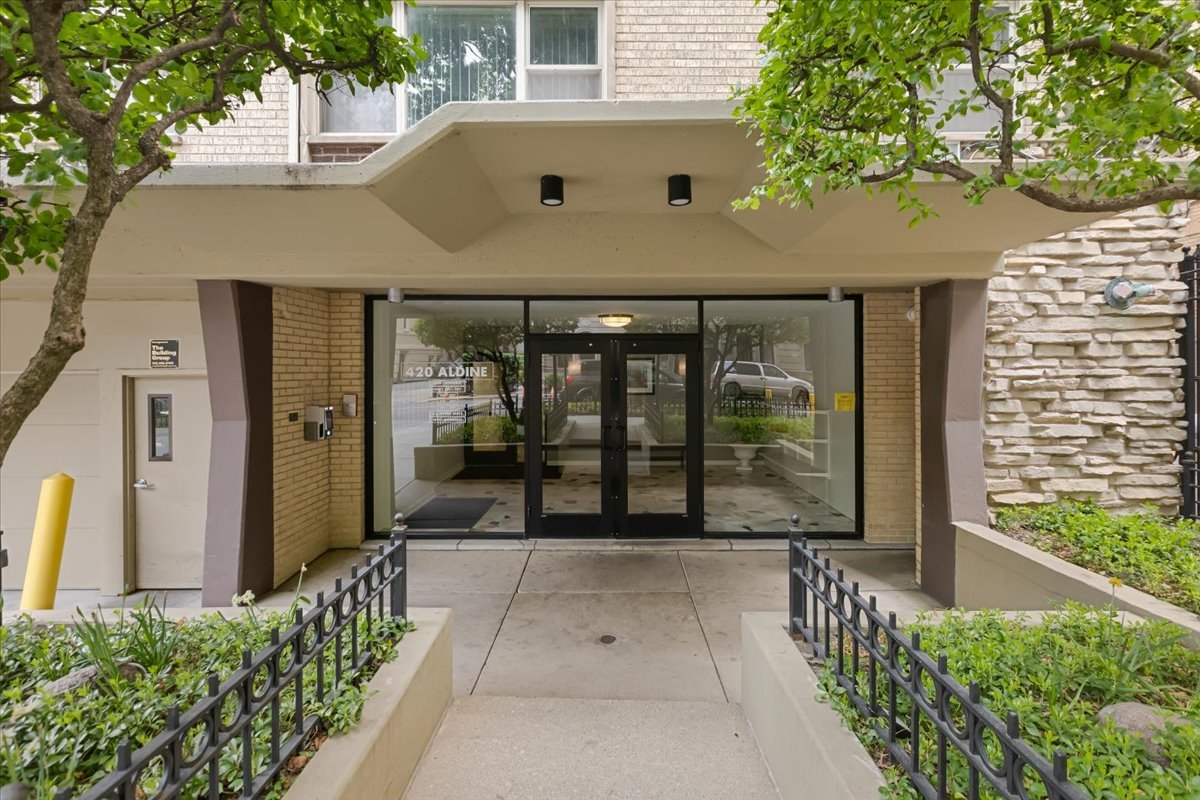 420 W Aldine Avenue Unit: 405