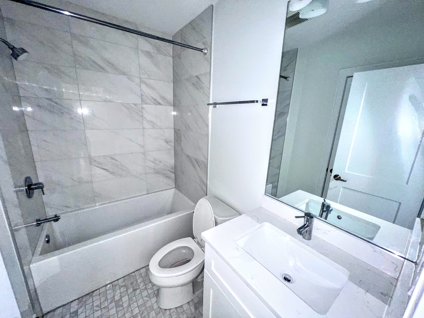 3203 N Ridgeway Avenue Unit: 4C