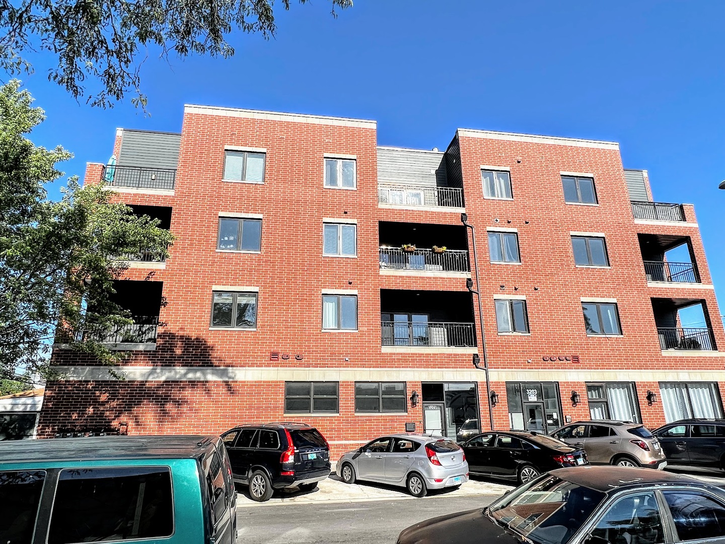 3203 N Ridgeway Avenue Unit: 4C