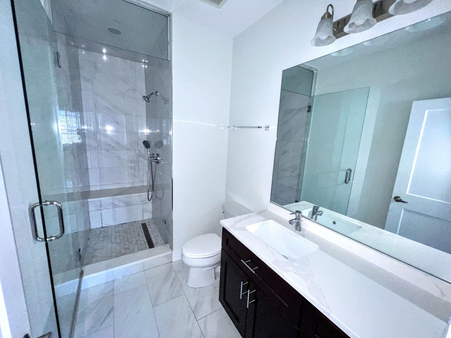 3203 N Ridgeway Avenue Unit: 4C