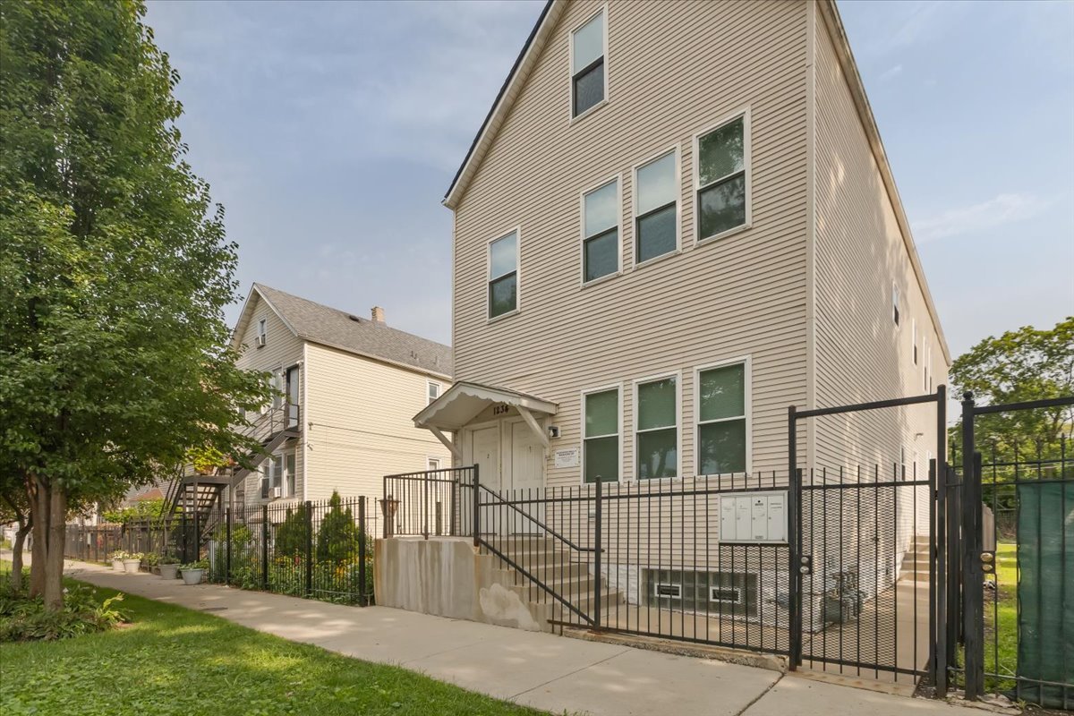 1234 W 49th Place Unit: 2R